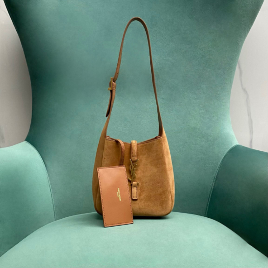 생로랑 스웨이드 가죽 소재의 유영한 LE 5 A 7 베이비백 809461 15716cm 옐로우 브라운1.jpg