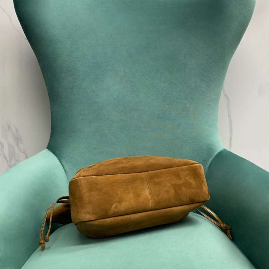 생로랑 스웨이드 소재의 JAMIE 쇼퍼 809824 34935cm 브라운4.jpg