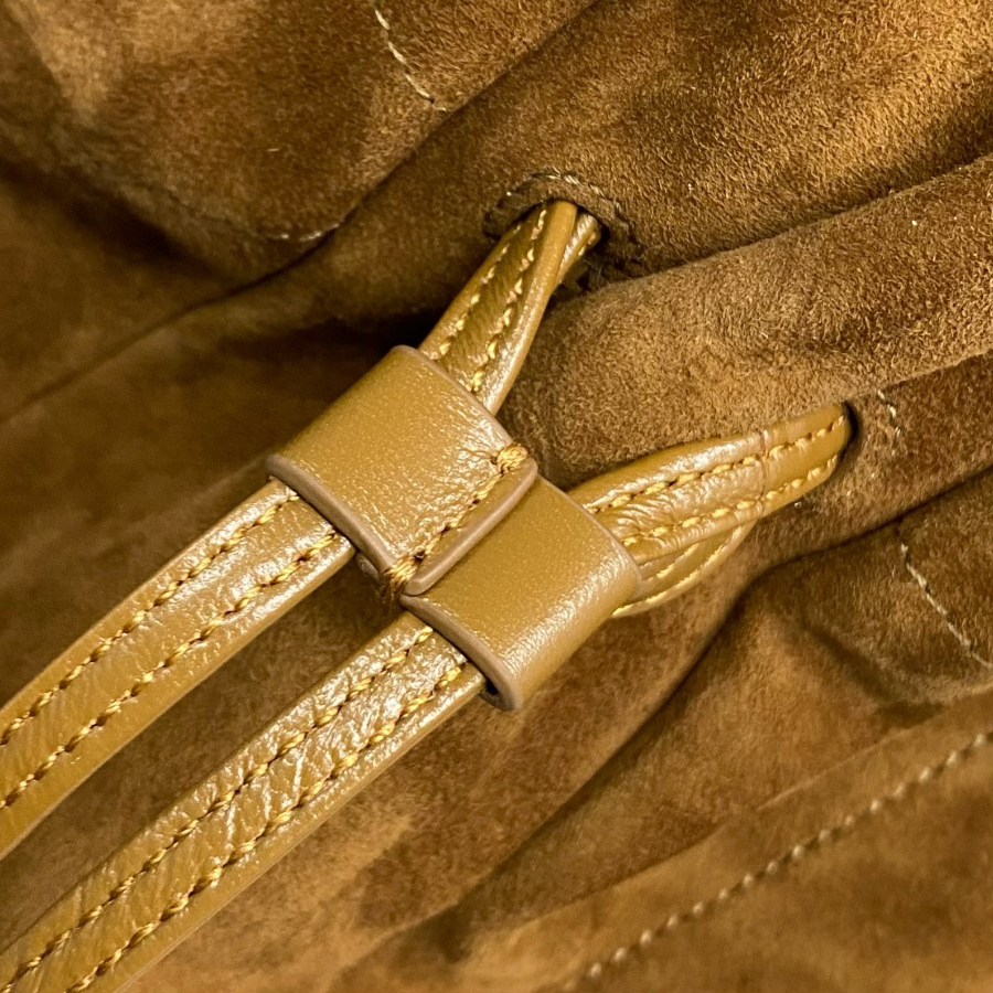 생로랑 스웨이드 소재의 JAMIE 쇼퍼 809824 34935cm 브라운7.jpg