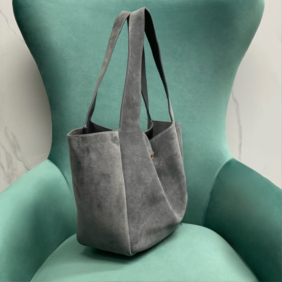 생로랑 스웨이드 소재의 LE 5 A 7 BEA 763435 502818cm 그레이4.jpg