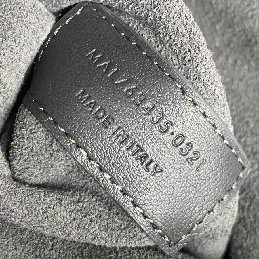 생로랑 스웨이드 소재의 LE 5 A 7 BEA 763435 502818cm 그레이8.jpg