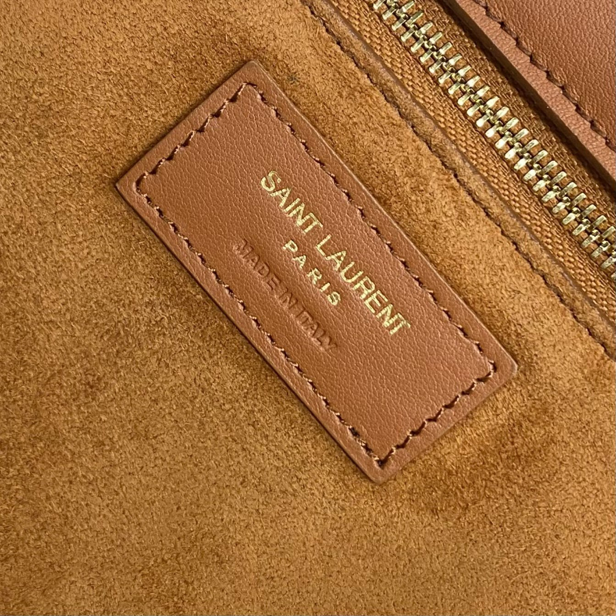 생로랑 스웨이드 소재의 LE 5 A 7 BEA 763435 502818cm 브라운8.jpg