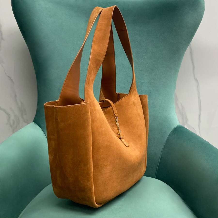 생로랑 스웨이드 소재의 LE 5 A 7 BEA 763435 502818cm 브라운3.jpg