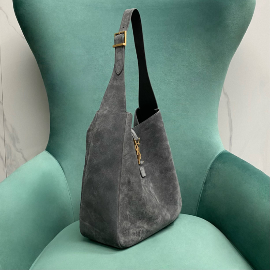 생로랑 스웨이드 소재의 LE 5 A 7 소프트 라지백 753837 301331cm 그레이4.jpg