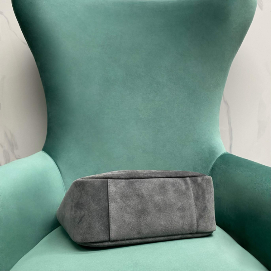 생로랑 스웨이드 소재의 LE 5 A 7 소프트 라지백 753837 301331cm 그레이5.jpg