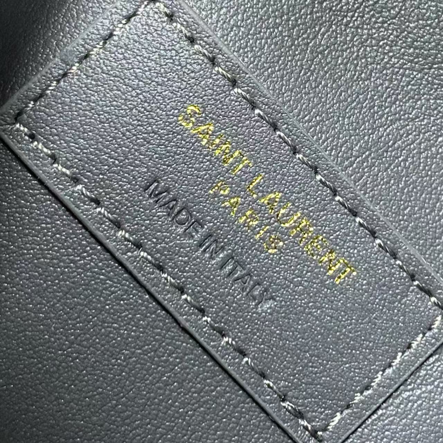 생로랑 스웨이드 소재의 LE 5 A 7 소프트 라지백 753837 301331cm 그레이8.jpg