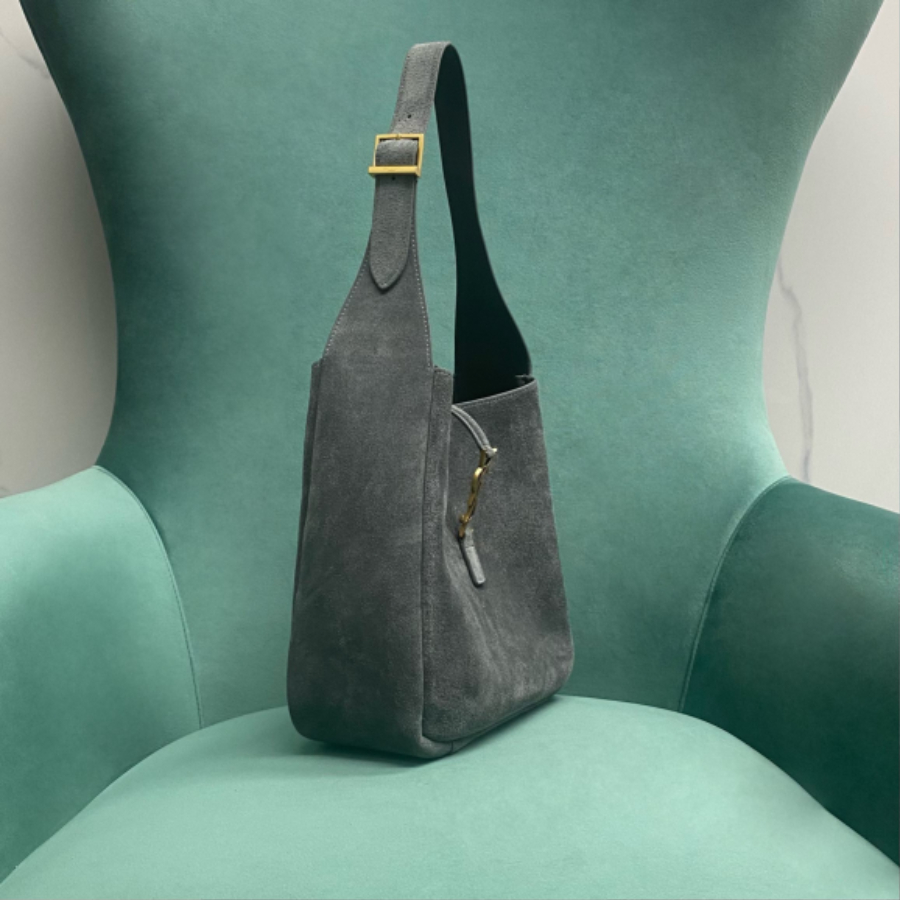 생로랑 스웨이드 소재의 LE 5 A 7 소프트 스몰백 713938 229.521.5cm 그레이4.jpg