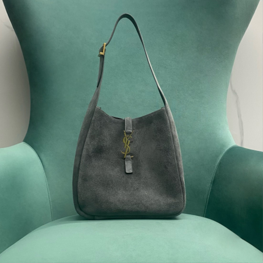 생로랑 스웨이드 소재의 LE 5 A 7 소프트 스몰백 713938 229.521.5cm 그레이1.jpg