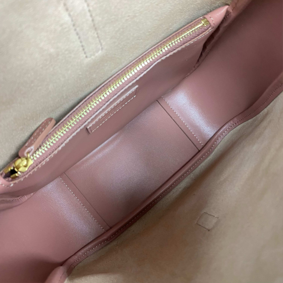 생로랑 스웨이드 소재의 LE 5 A 7 소프트 스몰백 713938 229.521.5cm 누드3.jpg