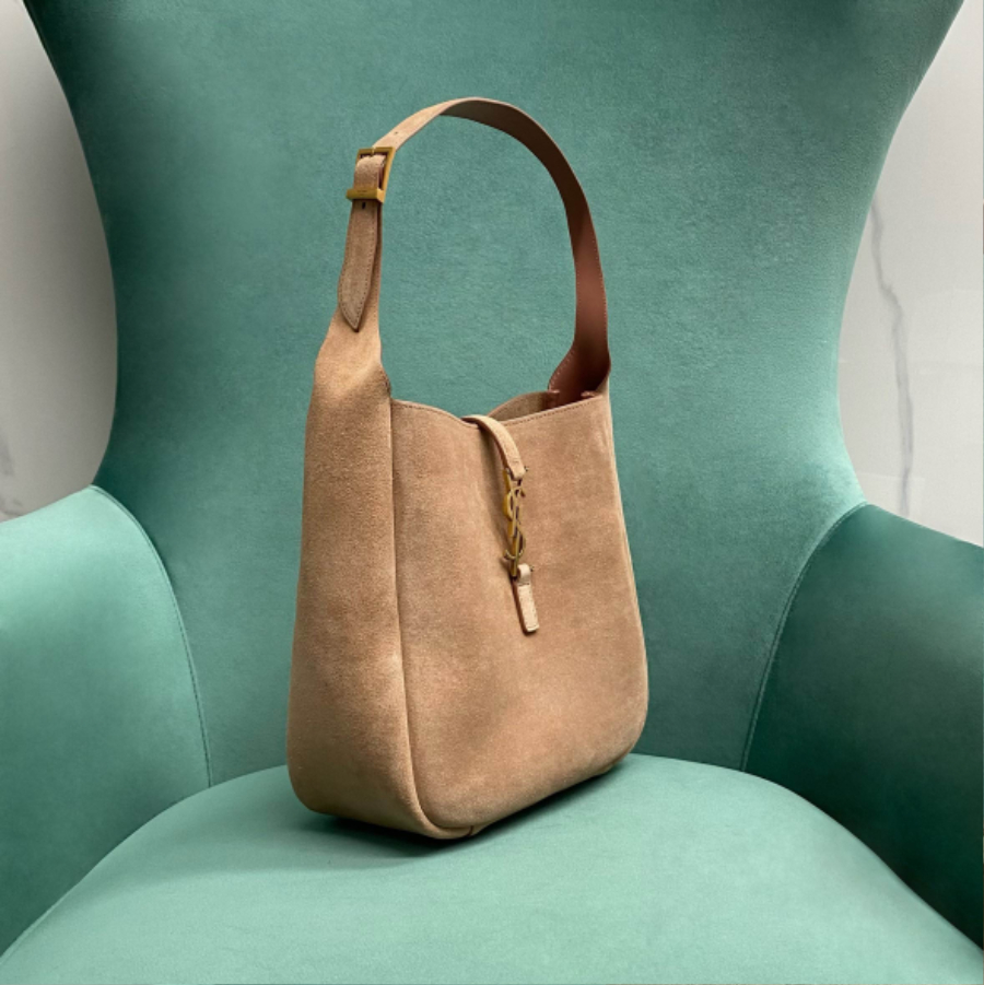 생로랑 스웨이드 소재의 LE 5 A 7 소프트 스몰백 713938 229.521.5cm 누드4.jpg