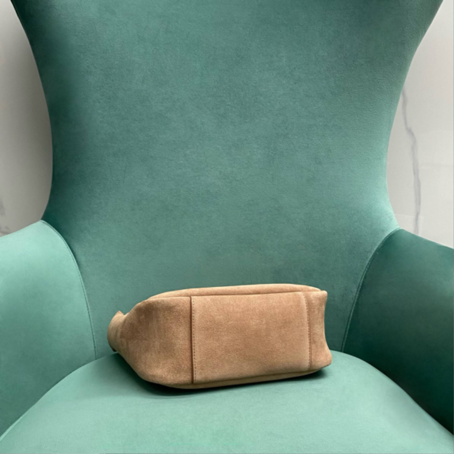 생로랑 스웨이드 소재의 LE 5 A 7 소프트 스몰백 713938 229.521.5cm 누드5.jpg