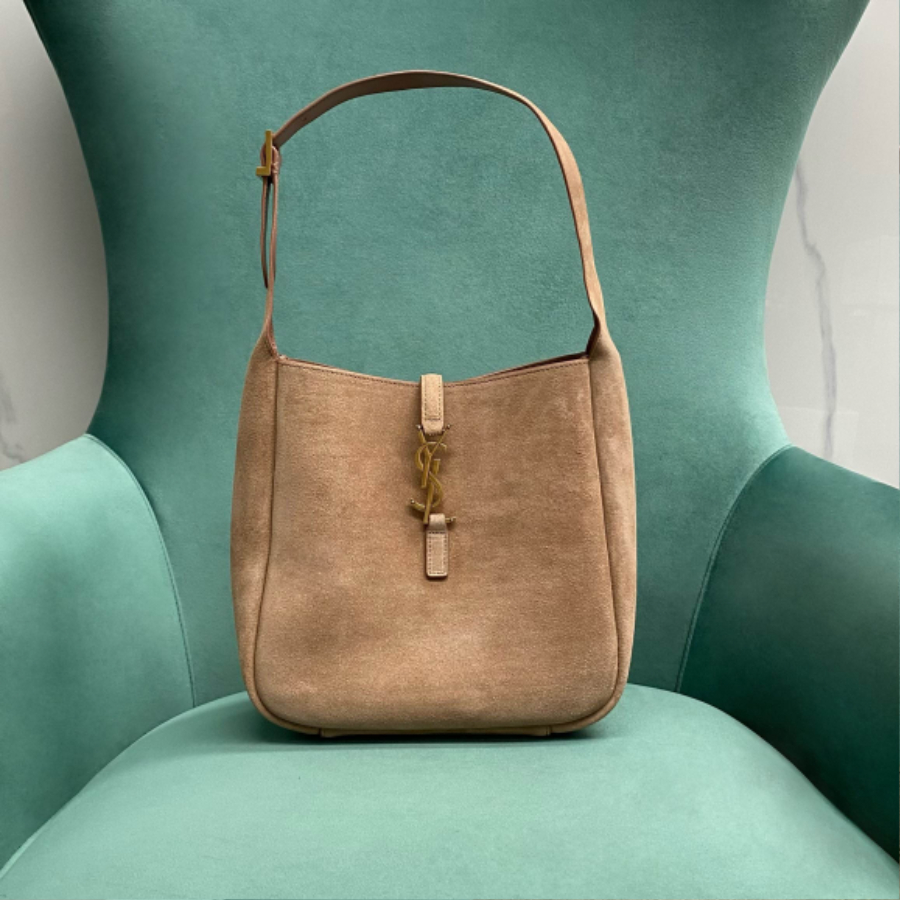 생로랑 스웨이드 소재의 LE 5 A 7 소프트 스몰백 713938 229.521.5cm 누드1.jpg