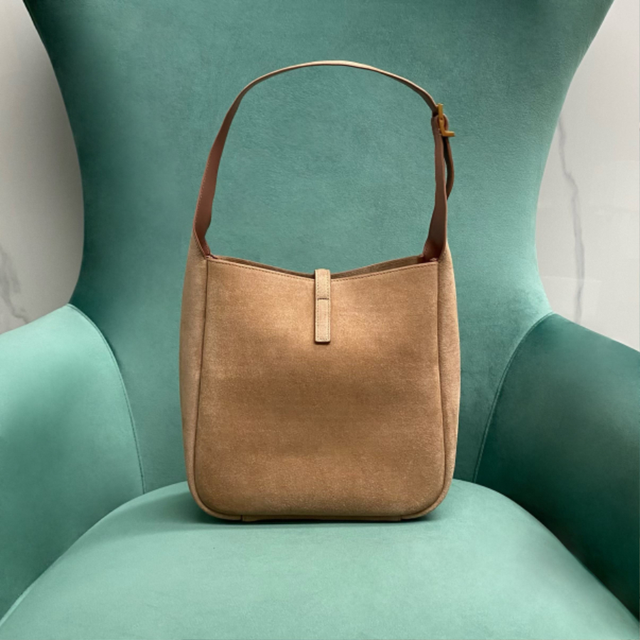 생로랑 스웨이드 소재의 LE 5 A 7 소프트 스몰백 713938 229.521.5cm 누드2.jpg