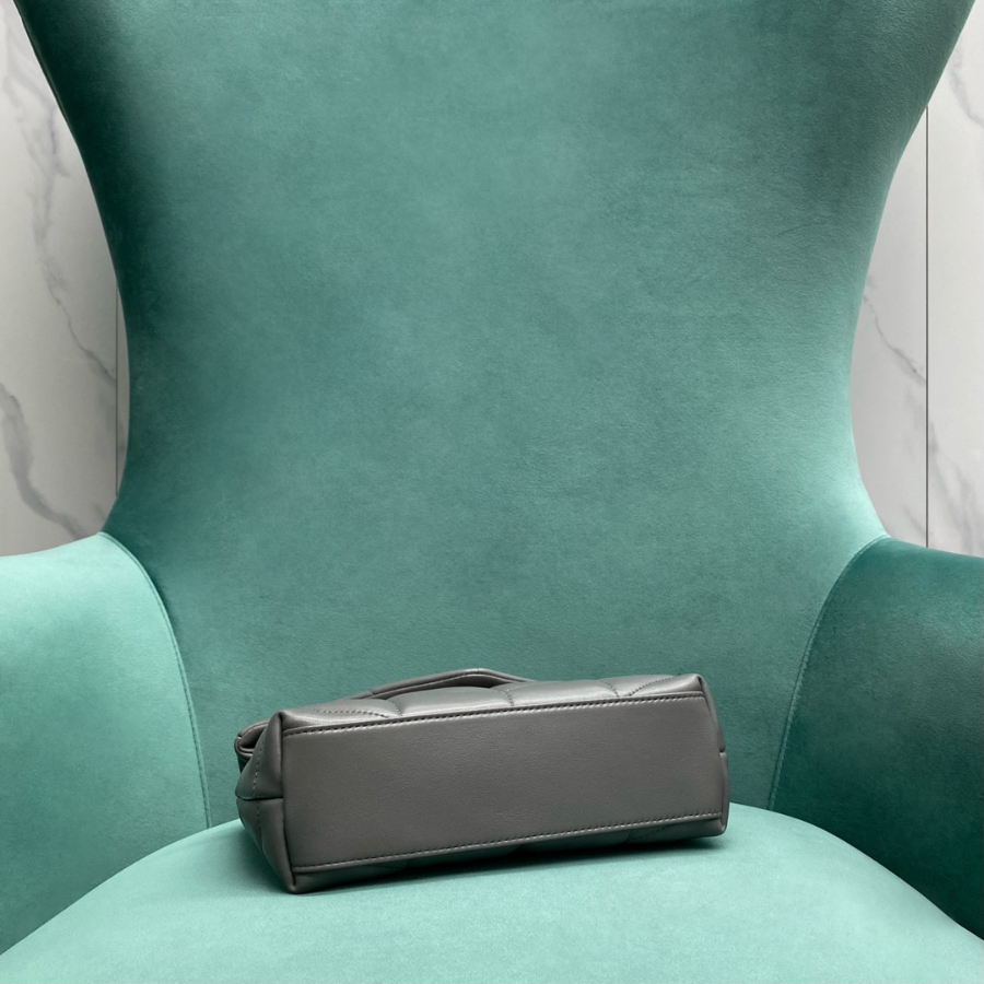 생로랑 양가죽 PUFFER 토이 759337 238.515.5cm 그레이 은장4.jpg