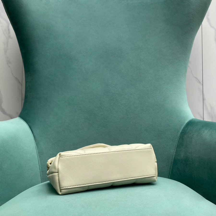 생로랑 양가죽 PUFFER 토이 759337 238.515.5cm 라이트 베이지 은장4.jpg