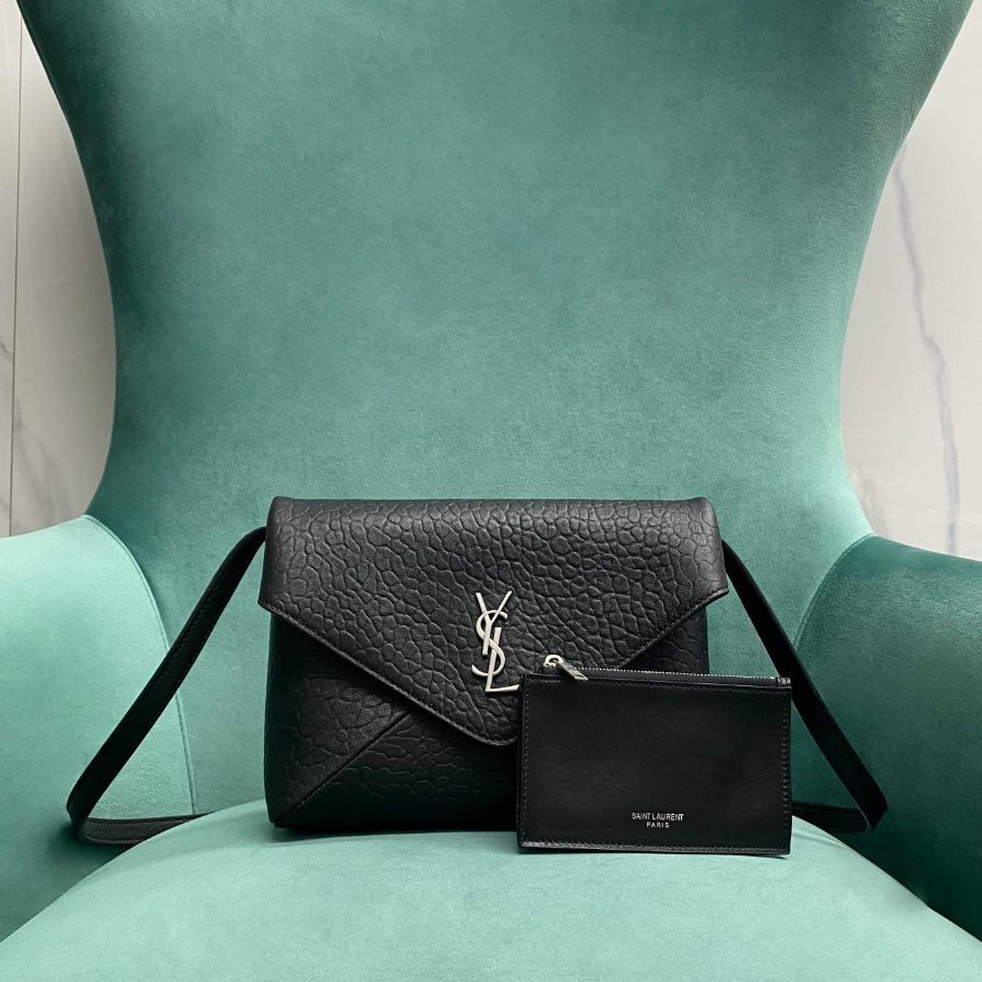 생로랑 엔벨로프 스트랩 파우치 블랙 801490 22617cm01.jpg