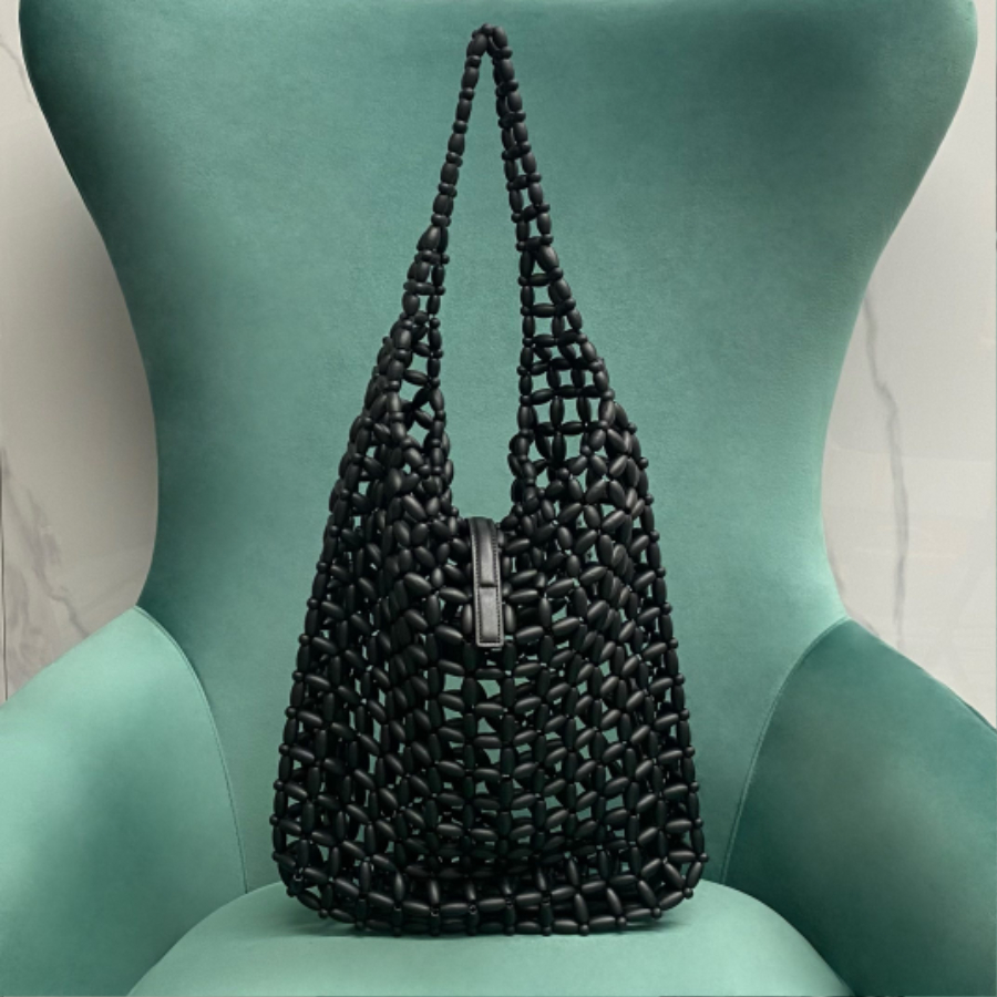 생로랑 우드 비즈 소재의 LE 5 A 7 라지백 823807 303510cm 블랙02.jpg