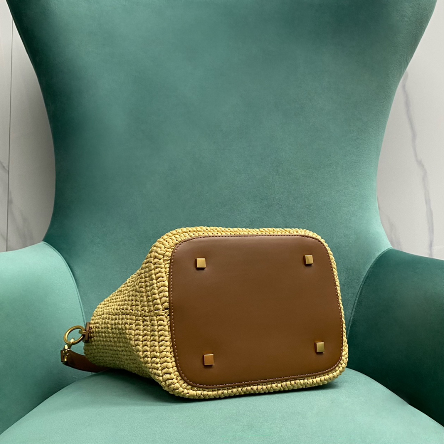 생로랑 우븐 라피아 및 베지터블 태닝 가죽 소재의 LE 37 773991 201625cm 다크 누드4.jpg