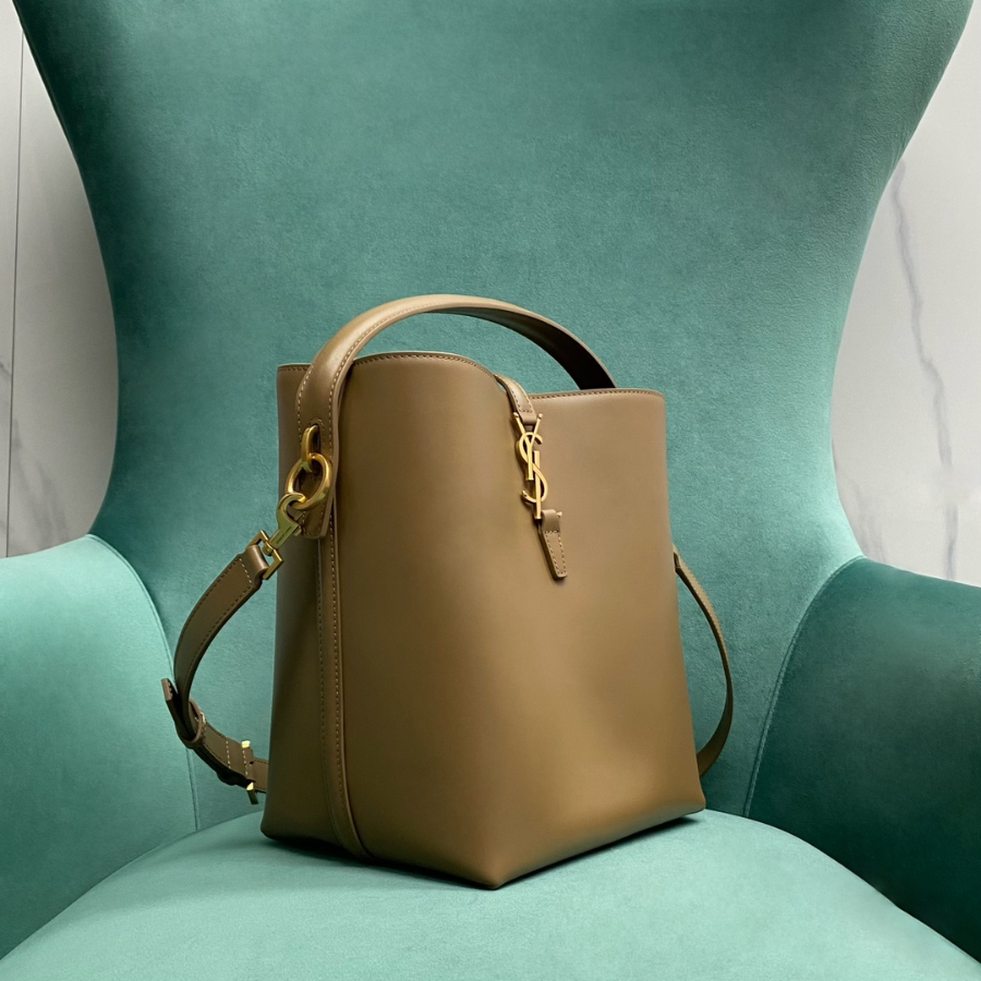 생로랑 유광 가죽 소재의 LE 37 742828 202516cm 라이트 브라운3.jpg