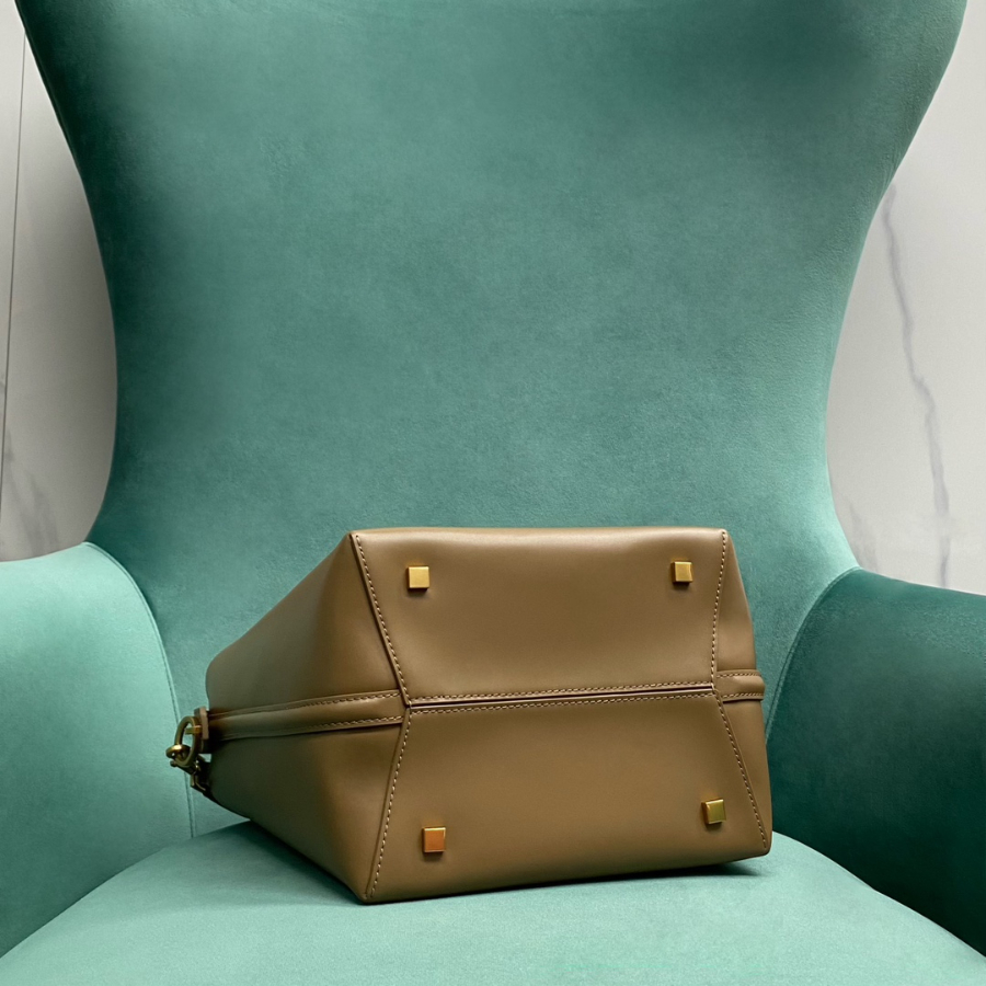 생로랑 유광 가죽 소재의 LE 37 742828 202516cm 라이트 브라운4.jpg