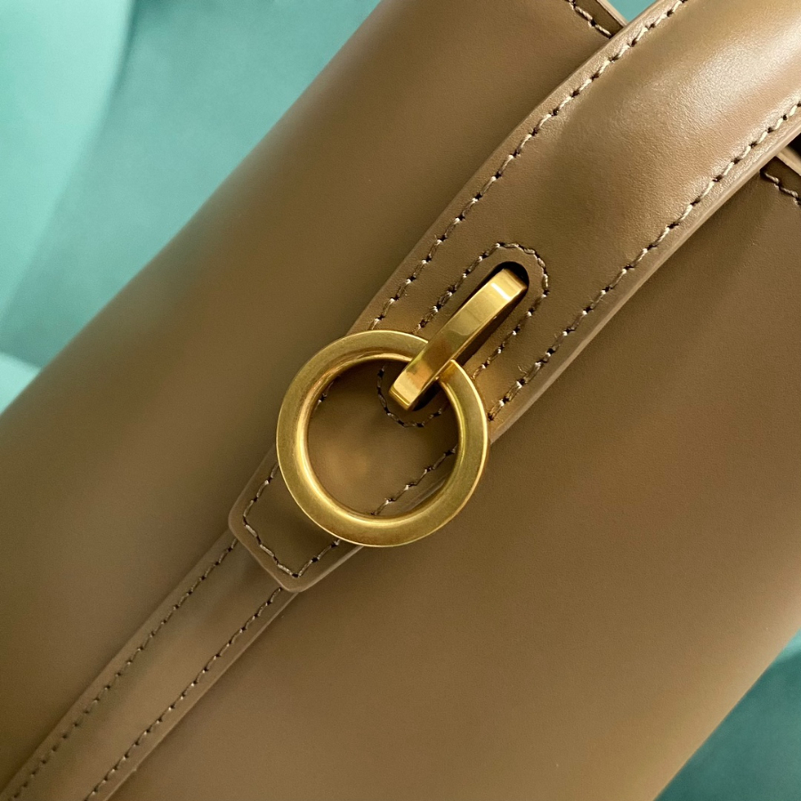 생로랑 유광 가죽 소재의 LE 37 742828 202516cm 라이트 브라운7.jpg