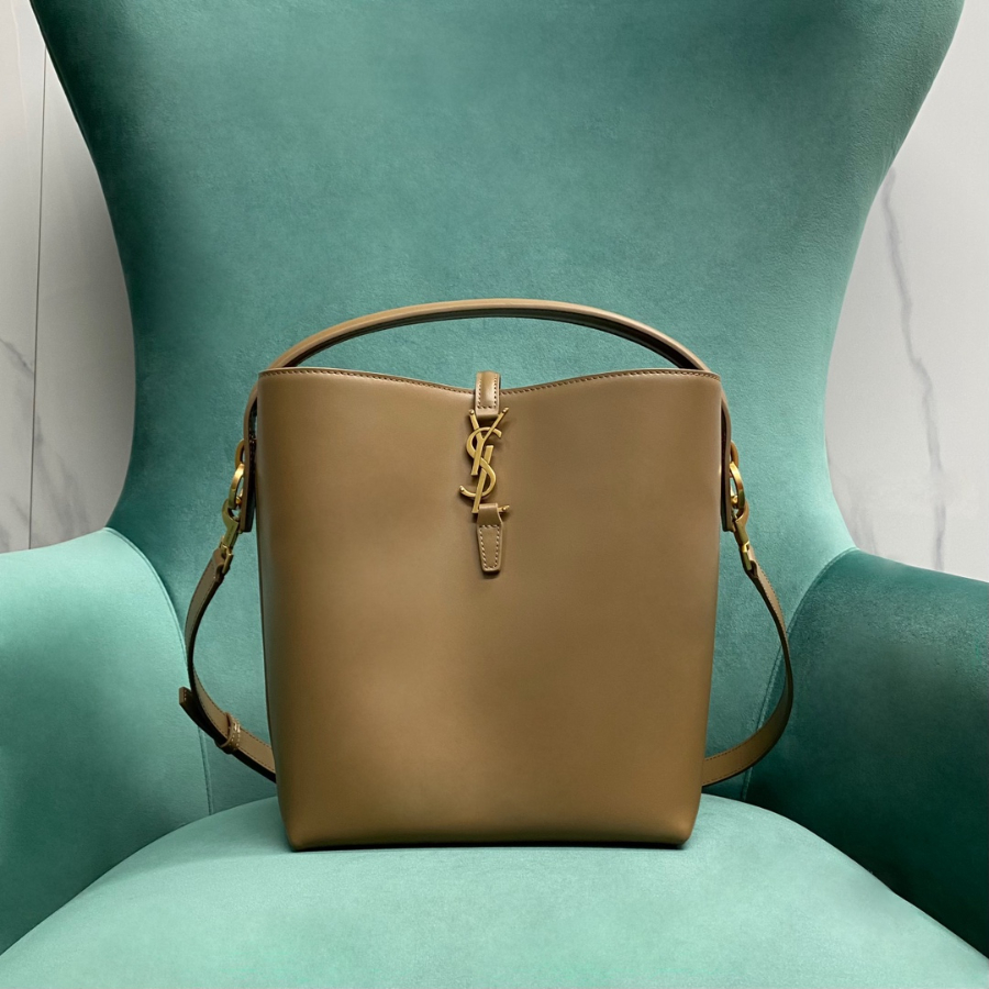생로랑 유광 가죽 소재의 LE 37 742828 202516cm 라이트 브라운1.jpg