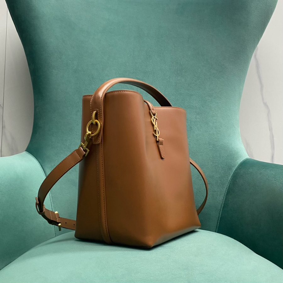 생로랑 유광 가죽 소재의 LE 37 742828 202516cm 브라운3.jpg