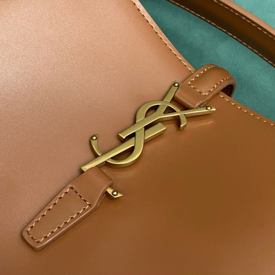 생로랑 유광 가죽 소재의 LE 37 742828 202516cm 브라운5.jpg