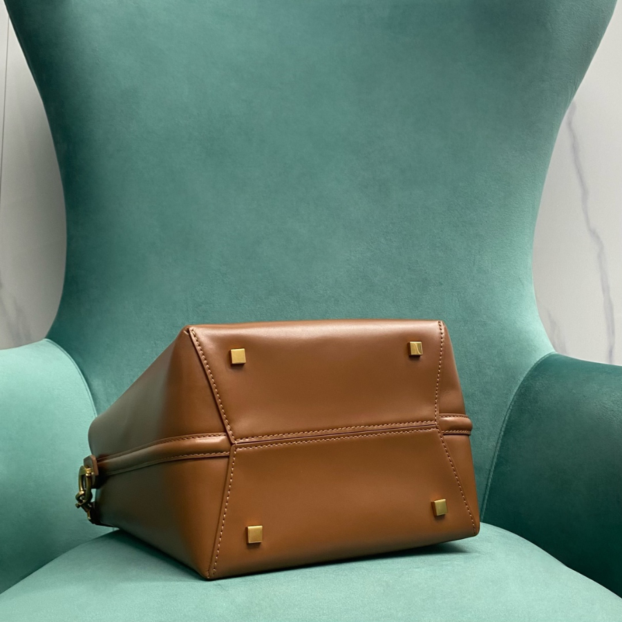 생로랑 유광 가죽 소재의 LE 37 742828 202516cm 브라운4.jpg