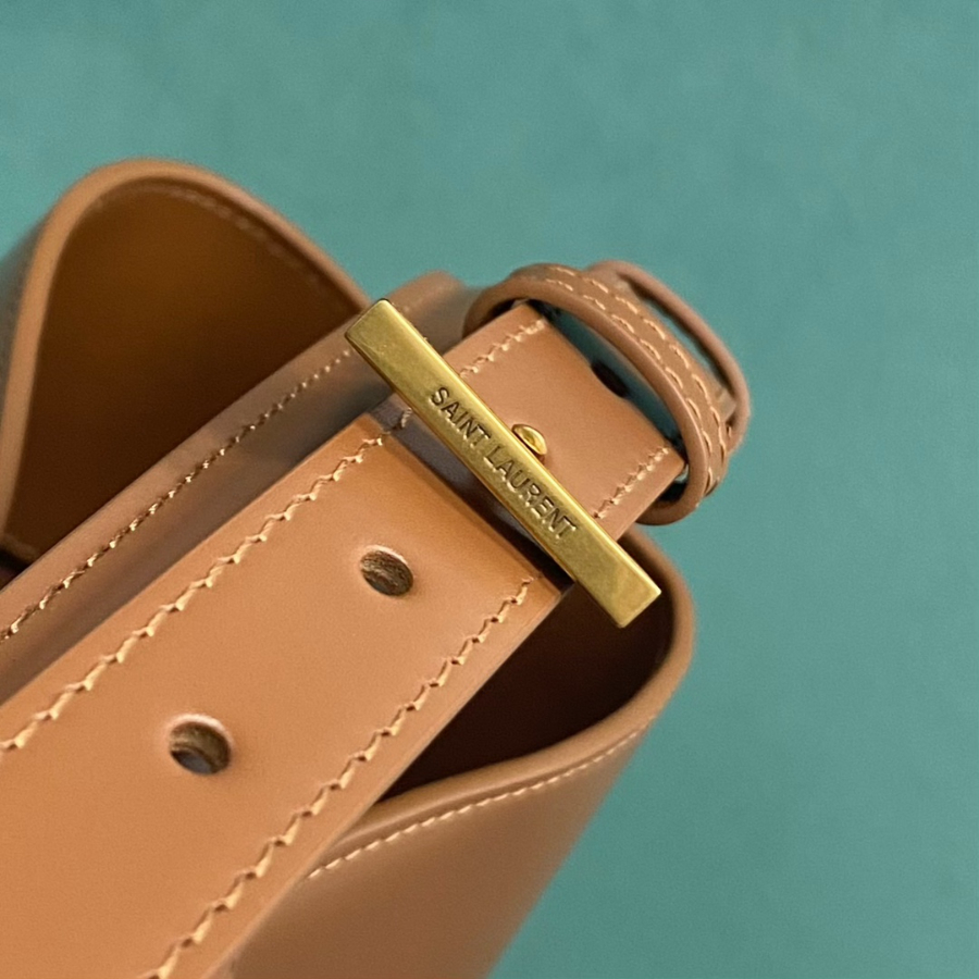 생로랑 유광 가죽 소재의 LE 37 742828 202516cm 브라운6.jpg