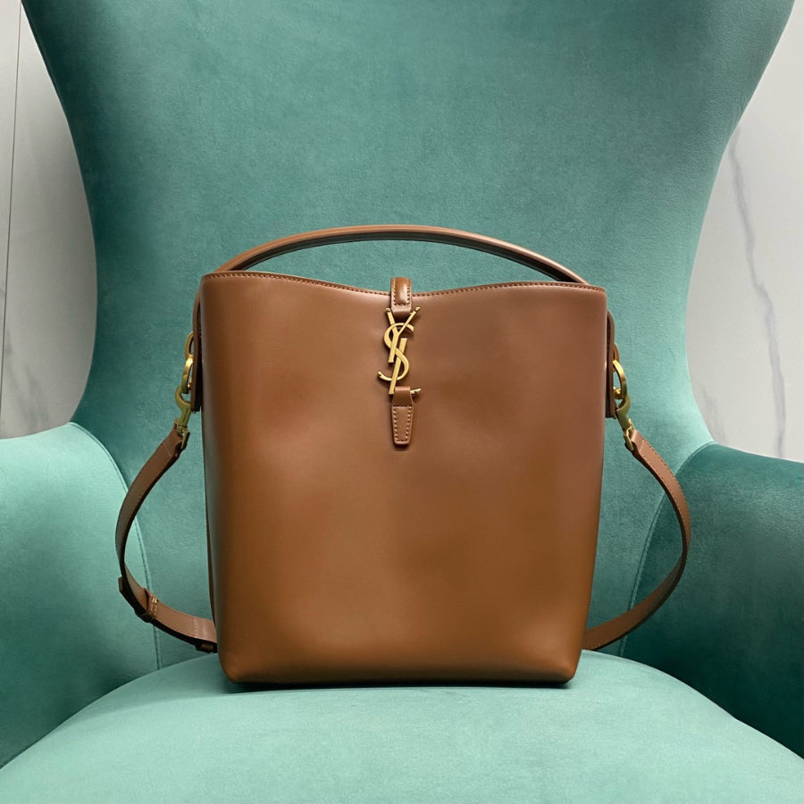 생로랑 유광 가죽 소재의 LE 37 742828 202516cm 브라운1.jpg