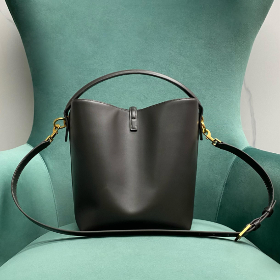 생로랑 유광 가죽 소재의 LE 37 742828 202516cm 블랙02.jpg