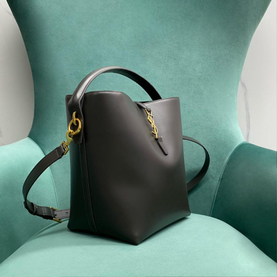 생로랑 유광 가죽 소재의 LE 37 742828 202516cm 블랙04.jpg