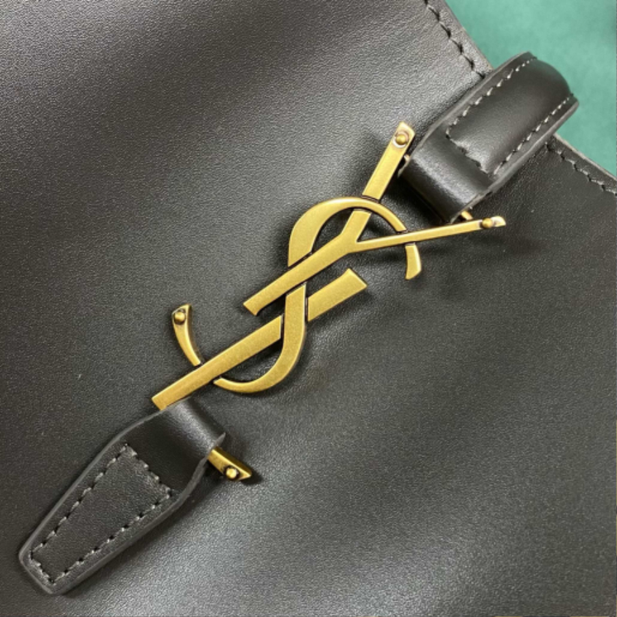 생로랑 유광 가죽 소재의 LE 37 742828 202516cm 블랙06.jpg