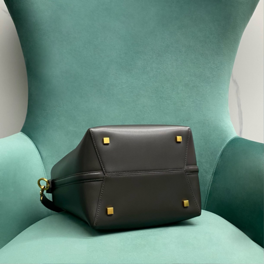 생로랑 유광 가죽 소재의 LE 37 742828 202516cm 블랙05.jpg