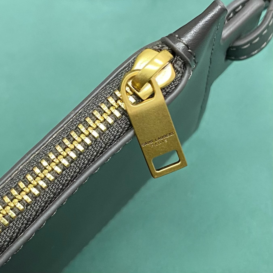 생로랑 유광 가죽 소재의 LE 37 742828 202516cm 블랙08.jpg