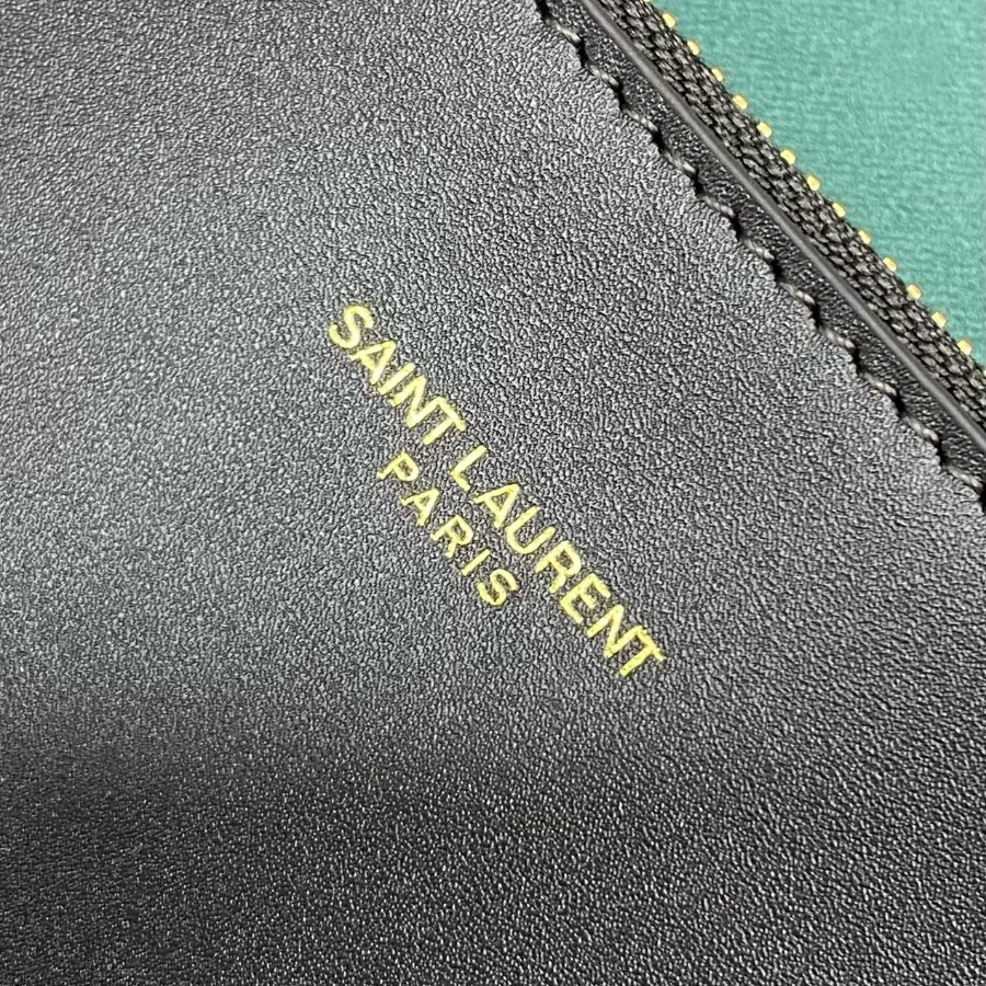 생로랑 유광 가죽 소재의 LE 37 742828 202516cm 블랙09.jpg