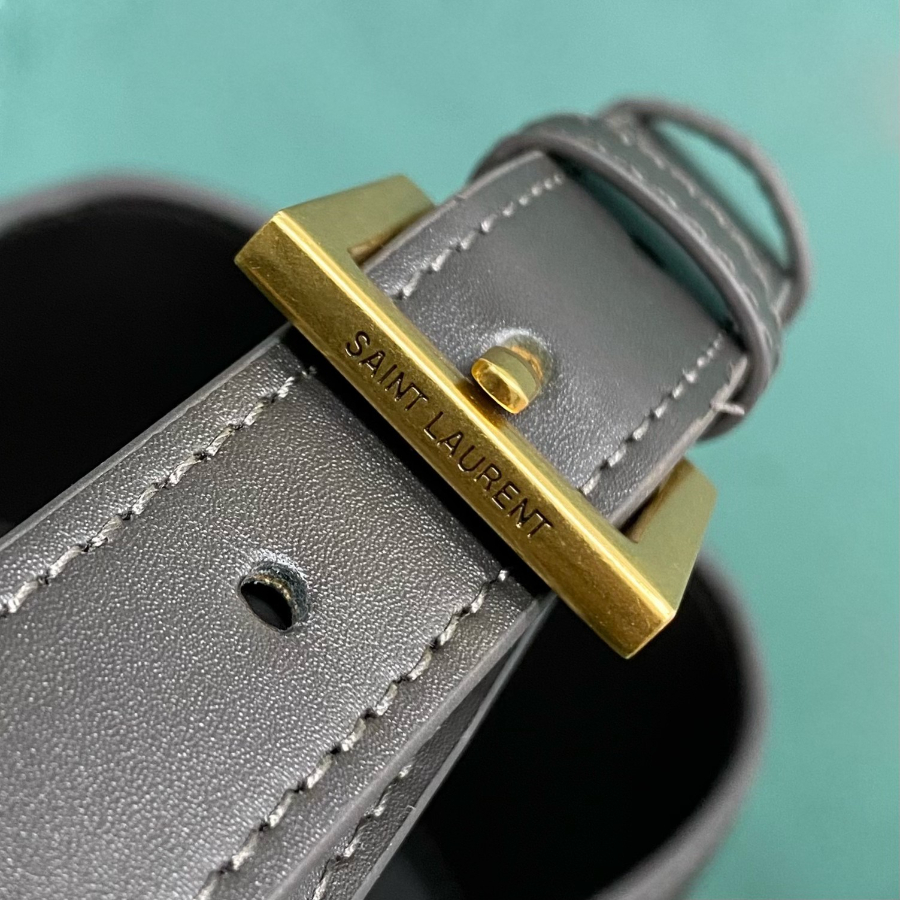 생로랑 유광 가죽 소재의 LE 37 742828 202516cm 블랙07.jpg