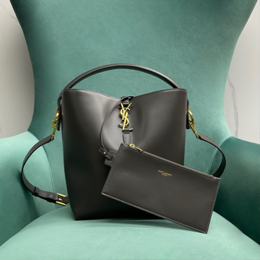 생로랑 유광 가죽 소재의 LE 37 742828 202516cm 블랙01.jpg