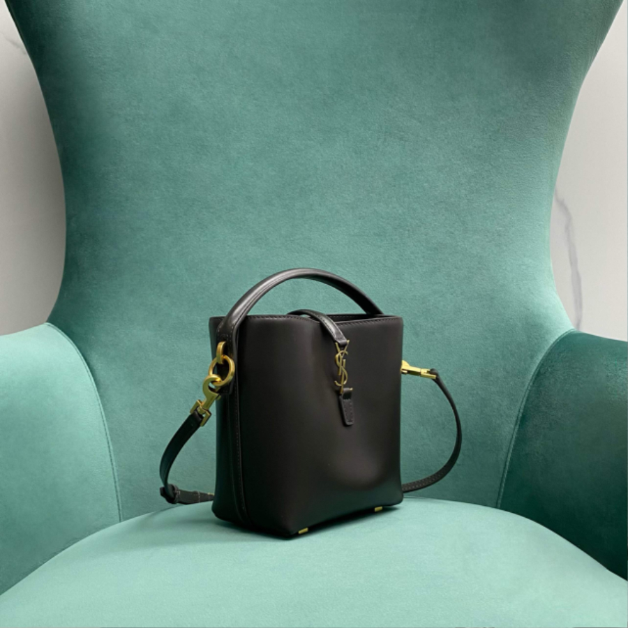 생로랑 유광 가죽 소재의 LE 37 미니백 765870 15613cm 블랙4.jpg