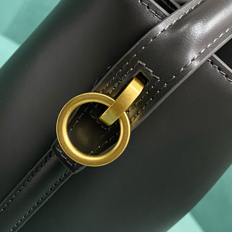 생로랑 유광 가죽 소재의 LE 37 미니백 765870 15613cm 블랙7.jpg