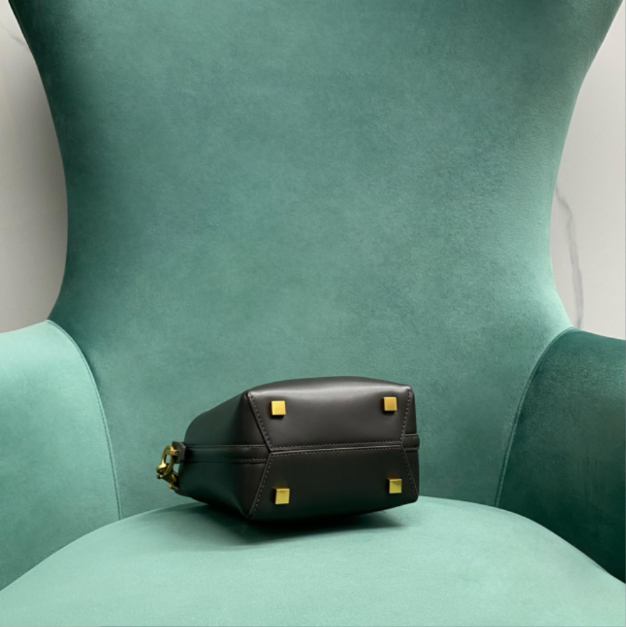 생로랑 유광 가죽 소재의 LE 37 미니백 765870 15613cm 블랙5.jpg