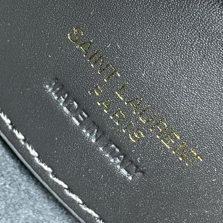 생로랑 유광 가죽 소재의 LE 37 미니백 765870 15613cm 블랙9.jpg