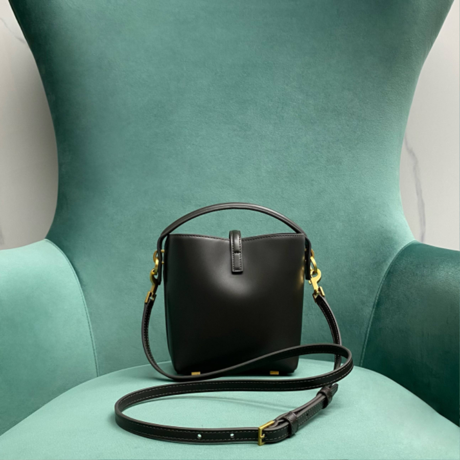 생로랑 유광 가죽 소재의 LE 37 미니백 765870 15613cm 블랙2.jpg