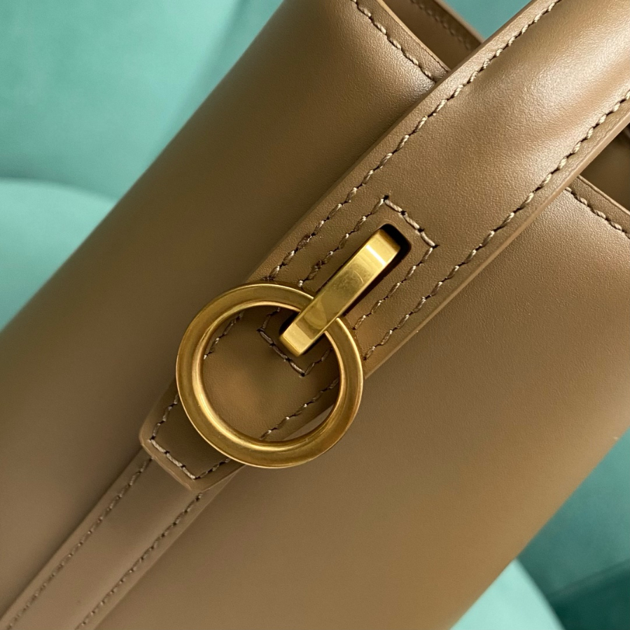 생로랑 유광 가죽 소재의 LE 37 스몰백 749036 201317cm 라이트 브라운6.jpg