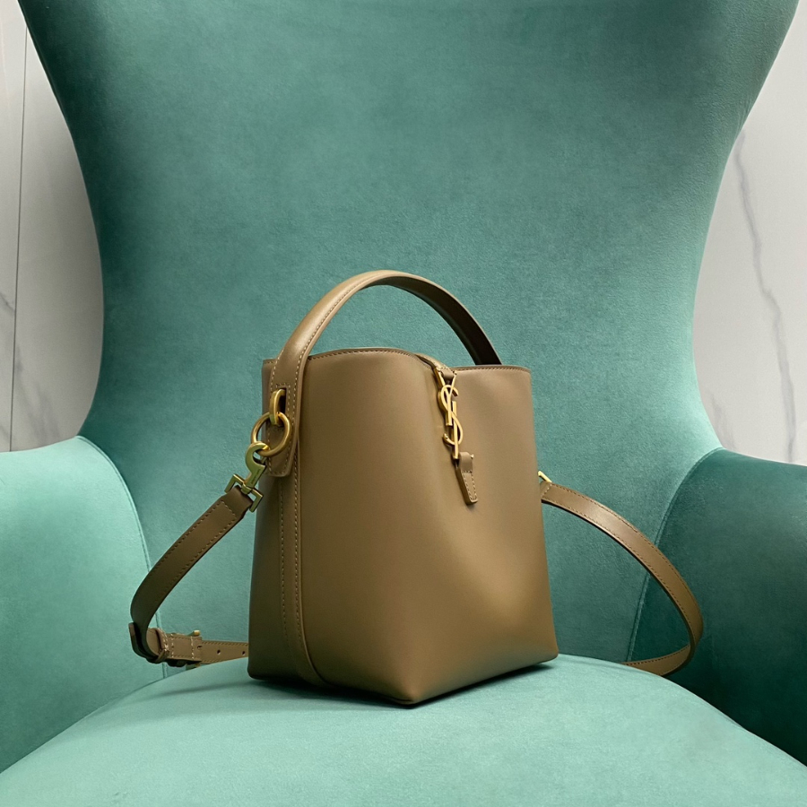 생로랑 유광 가죽 소재의 LE 37 스몰백 749036 201317cm 라이트 브라운3.jpg