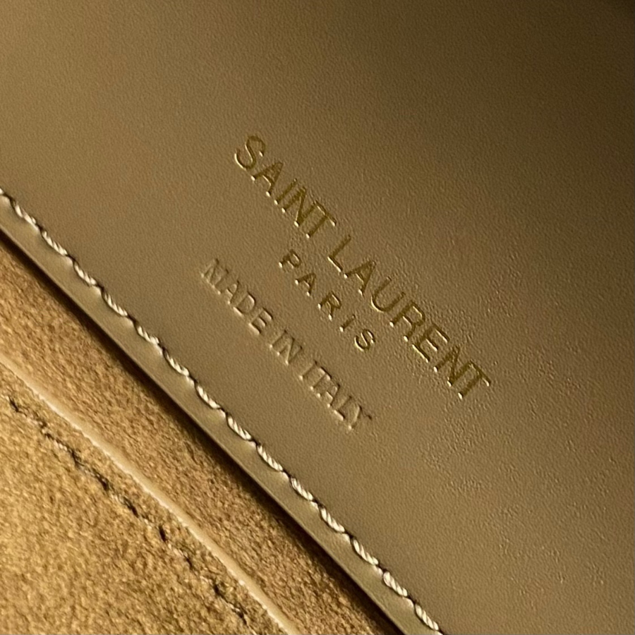 생로랑 유광 가죽 소재의 LE 37 스몰백 749036 201317cm 라이트 브라운9.jpg