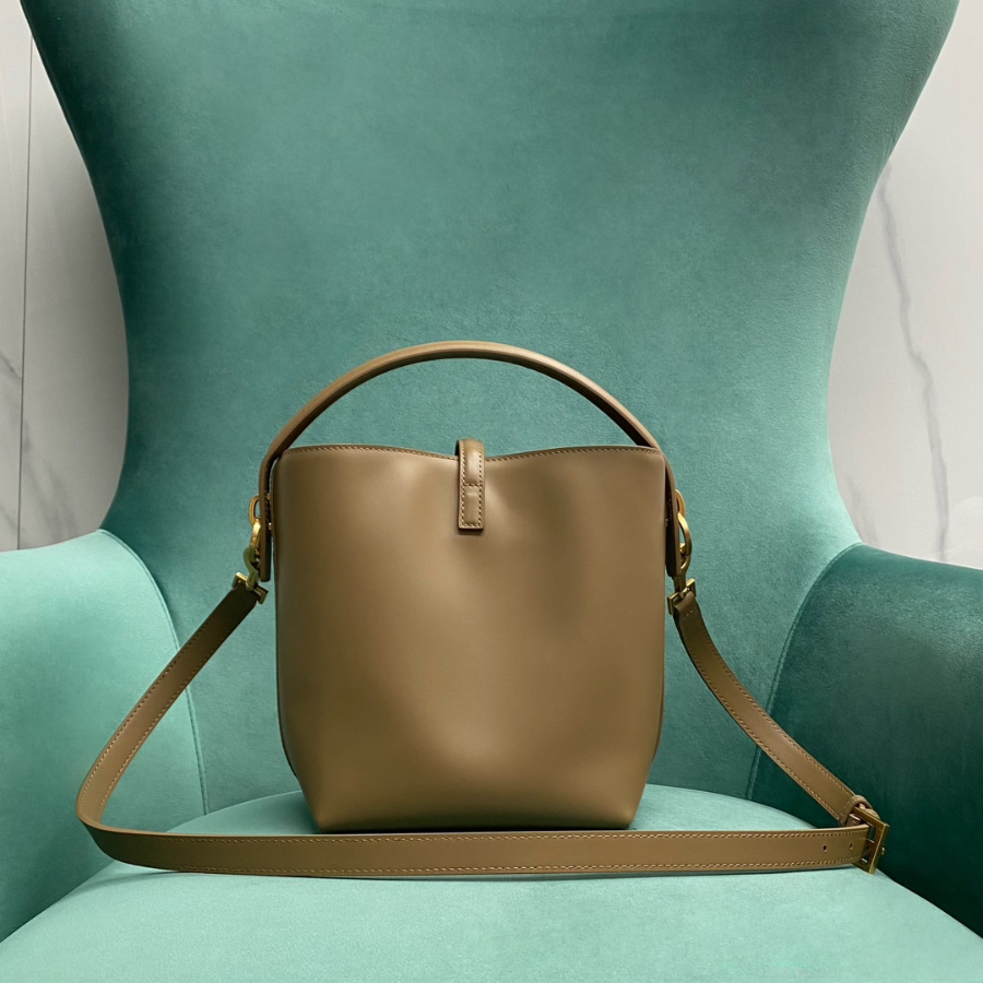 생로랑 유광 가죽 소재의 LE 37 스몰백 749036 201317cm 라이트 브라운2.jpg