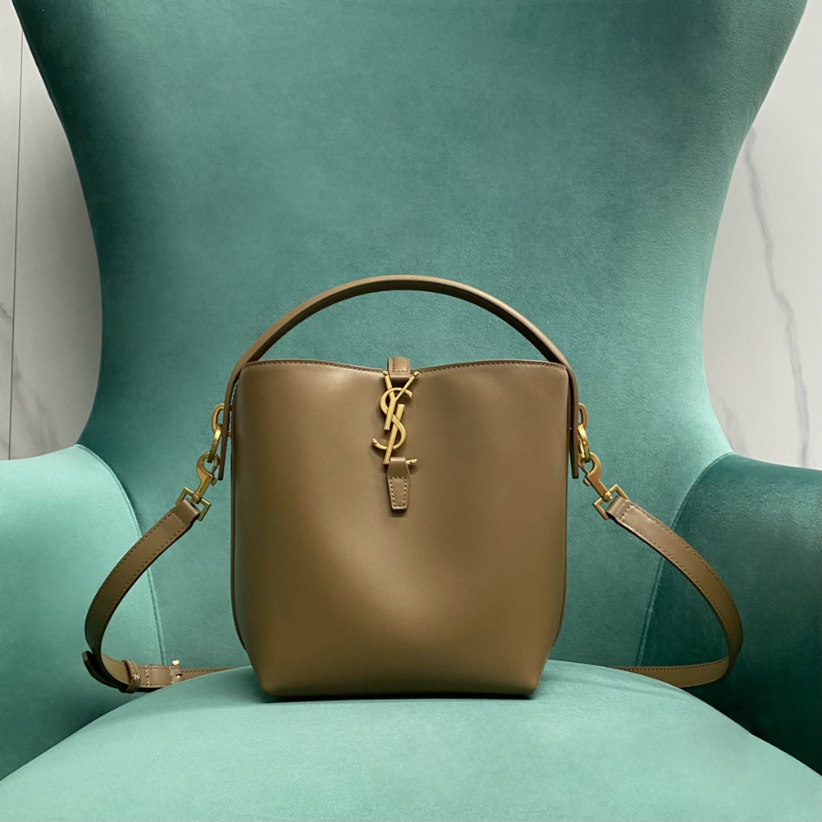 생로랑 유광 가죽 소재의 LE 37 스몰백 749036 201317cm 라이트 브라운1.jpg