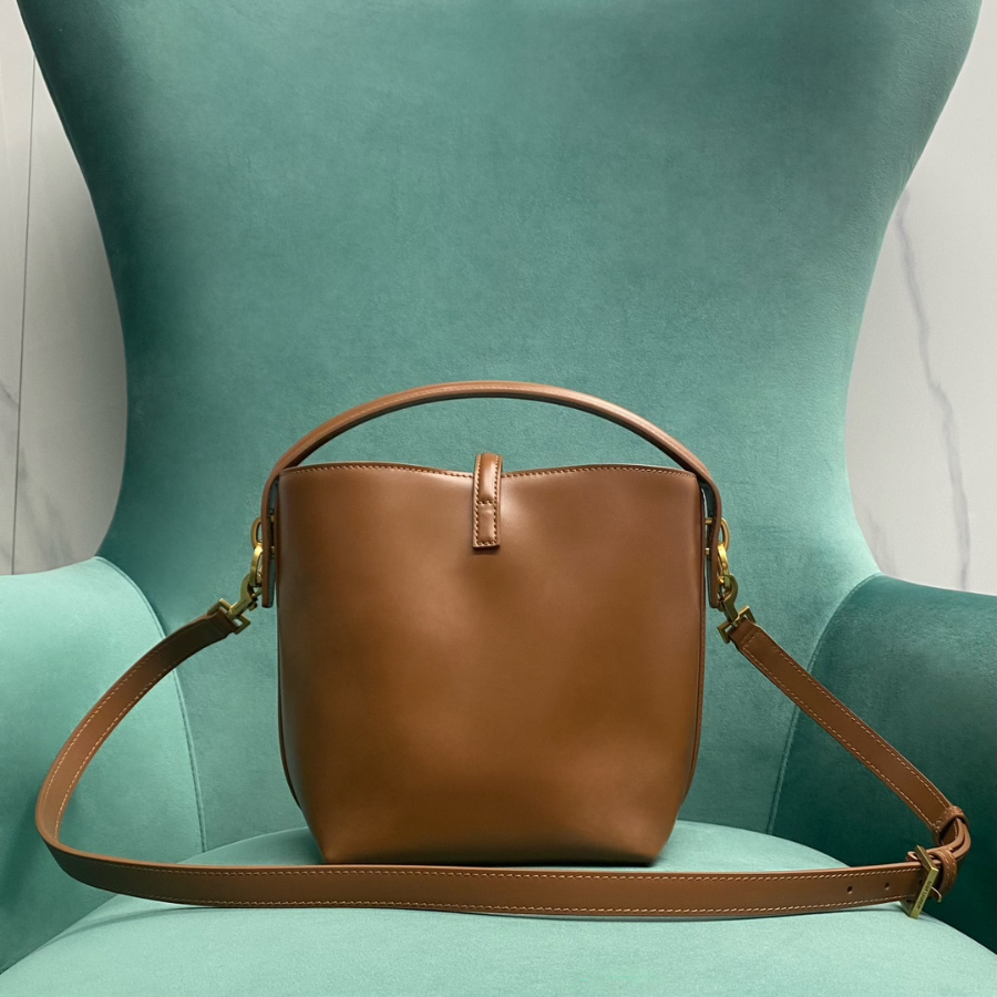 생로랑 유광 가죽 소재의 LE 37 스몰백 749036 201317cm 브라운2.jpg